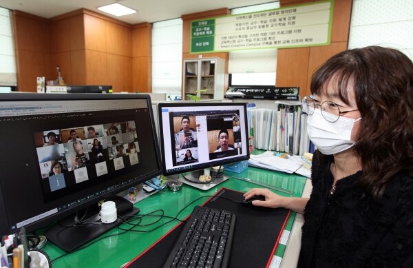 광주대는 오는 16일부터 전체 교수를 대상으로 ‘미래 교육 교수역량 집중강화 워크숍’을 진행한다. 교수학습지원센터 팀원이 지난달 31일 실시한 '비대면 수업에서 학습자 상호작용 증진을 위한 구글 활용' 주제의 강의를 듣고 있다.
