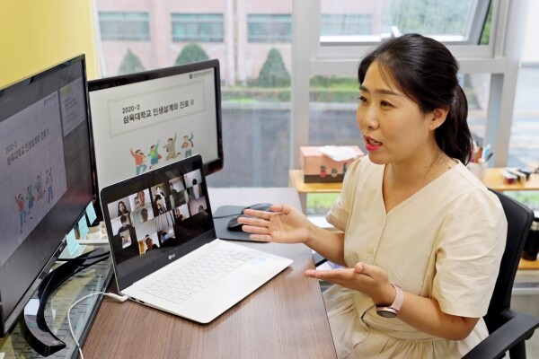 삼육대 채희원 취업전담교수가 온라인 화상회의 플랫폼으로 '인생설계와 진로' 수업을 진행하고 있다.