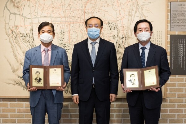 감사패 전달 후 (왼쪽부터)조경일 회장, 오세정 총장, 이윤하 사장이 기념촬영을 하고 있다.