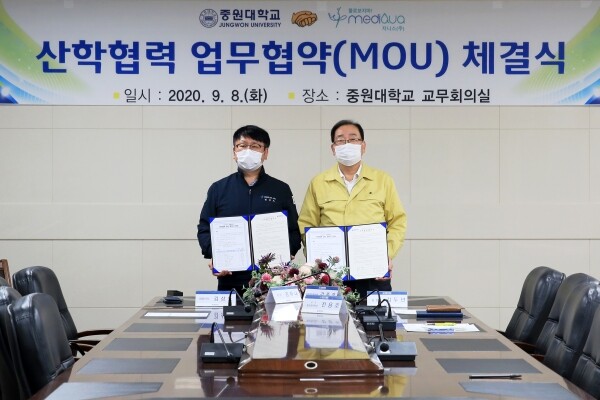중원대학교 산학협력단은 8일 오전 11시 중원대 교무회의실에서 지니스(주)와 기술 인력의 양성·확보 및 기업발전에 공동노력을 위한 산학협력 업무협약을 체결했다. (사진: 중원대 제공)