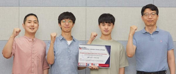 ECCV 로봇비전챌린지에서 수상한 송병철 교수 연구팀. (왼쪽부터) 이승현(박사과정), 최재웅(석사과정), 이성욱(석사과정), 송병철 전자공학과 교수.