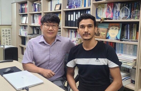 (왼쪽부터) 박재영 교수와 트릴로찬 박사과정. (사진: 광운대 제공)