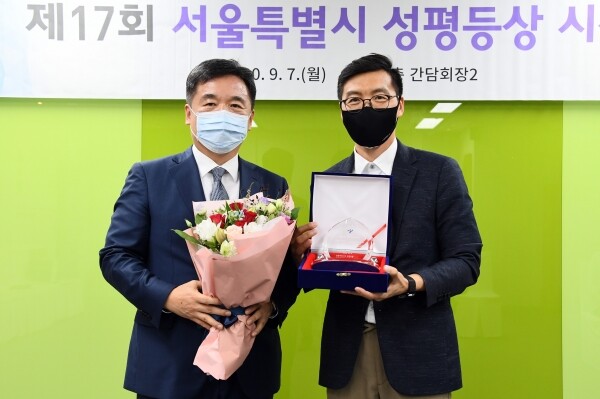 삼육대가 수탁 운영하는 서울시립 창동인터넷중독예방상담센터가 지난 7일 ‘서울특별시 성평등상’ 우수상을 수상했다. (왼쪽부터) 서정협 서울시장 권한대행, 김상우 창동인터넷중독예방상담센터장 모습.
