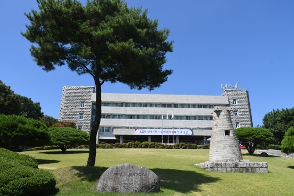 연암공과대학교가 코로나19 장기화로 어려움을 겪는 재학생들의 고통을 분담하고 학업을 장려하고자 '코로나19 극복 특별지원장학금'을 지급한다. 연암공대 전경. (사진: 연암공대 제공)