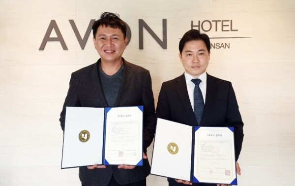 호남대학교 외식조리과학과는 지난 10일 에이본 호텔 군산과 산학교류를 위한 협약을 체결했다. (왼쪽부터) 호남대 외식조리학과 김영균 교수와 에이본 호텔 군산 구승완 총배인. (사진: 호남대 제공)