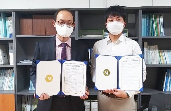 호남대학교 전자공학과는 지난 10일 창조관 전자공학과 회의실에서 반도체소자 제조를 기반으로 공기 가전산업의 부품을 설계하는 지역의 강소업체 브레이크더룰스에 이어 공기가전 기구물을 설계하는 준성이엔알과 공기 가전산업 분야의 채용연계 협약을 맺었다. 사진은 브레이크더롤스와의 협약 모습. (사진: 호남대 제공)