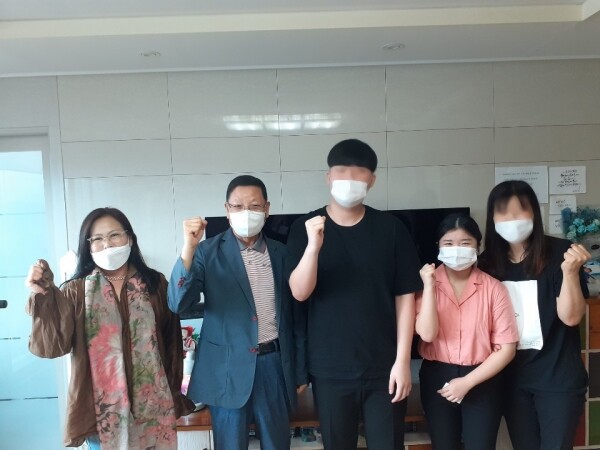 (사진 왼쪽부터)공공인재가치홍보단 채혜숙 씨, 이세영 군사학과 교수, A군, 유수민 학생, A군 어머니