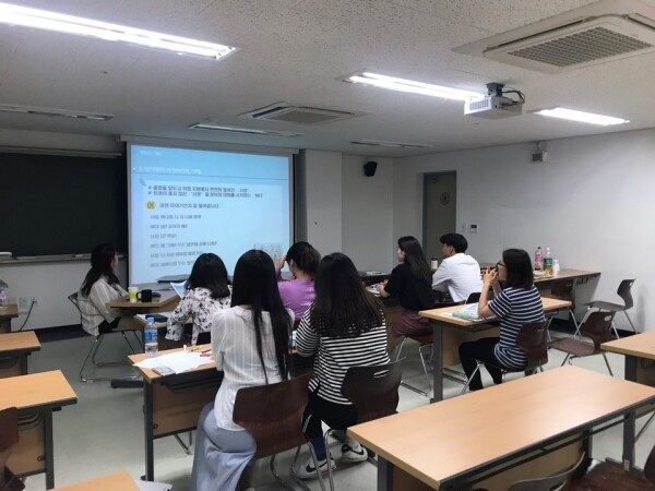 또래상담을 진행하기 위해 또래상담자 기본교육 이수 중인 모습. (사진: 극동대 제공)