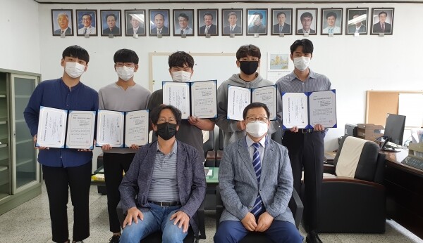 한남대학교 공과대학 학생들이 ‘2019~2020 국제 공동 캡스톤 디자인 프로그램’에서 동상(Best Innovation Awoard)을 수상했다. (사진 앞줄) 은성배 공학교육혁신센터장(왼쪽), 최진규 공과대학장(오른쪽). (뒷줄 왼쪽부터)유재현, 양한규, 김경수, 김준수, 이민욱 씨)
