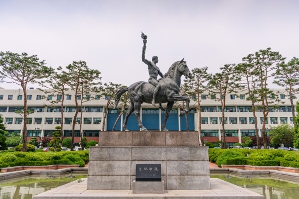 아주대 상징물 '선구자상'