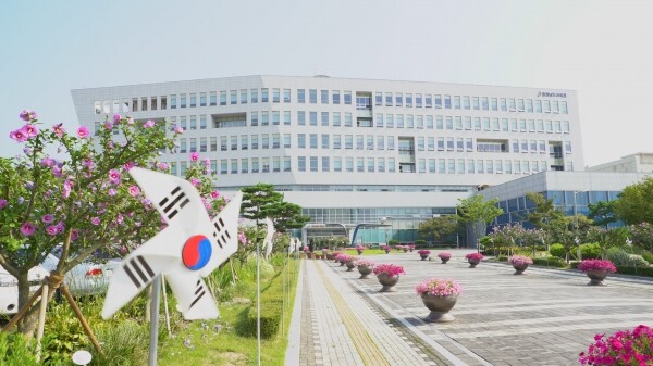 충남교육청 본관 앞에 조성된 무궁화 화원