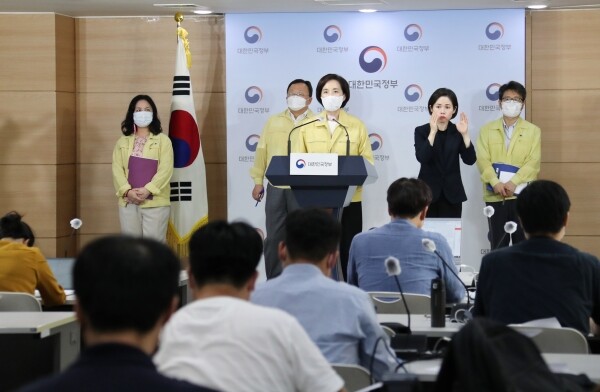 유은혜 부총리 겸 교육부장관은 15일 정부서울청사에서 브리핑을 갖고 수도권 유치원과 초·중학교의 등교수업 재개 등 교육부와 전국시도교육감협의회(이하 협의회) 간 협의사항을 발표했다.