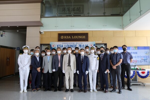 김유택 한국해양대 해사대학장, 김영무 한국선주협회 상근부회장, 박진수 한국해양대 명예교수 및 관계자들이 KSA 라운지 개소식에서 기념촬영을 하고 있다.