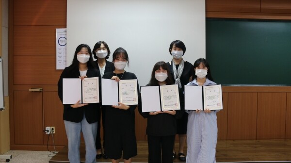 ‘슬기로운 대학생활 영상 경진대회’ 수상자들. (사진 왼쪽부터) 권기흔 씨, 재활복지교육대학 황성원 학장, 전진희 씨, 고희정 씨, 초등특수교육과 전혜인 교수, 한진명 씨