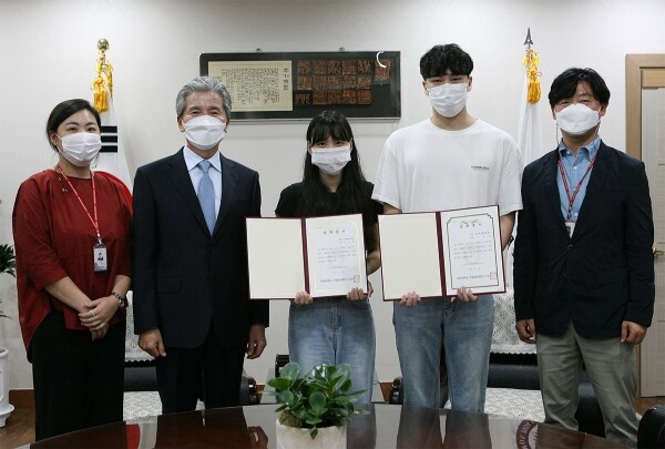 16일 목원대 대학본부 4층 총장실에서 직원동문회 관계자들이 재학생들에게 장학금 200만원을 전달한 뒤 기념촬영을 하고 있다. (사진 왼쪽부터) 양선경 학사지원과 직원, 권혁대 총장, 구지윤 씨(사회복지학과 4학년), 성수헌 씨(정보통신융합공학부 2학년), 이상수 학사지원과 계장.