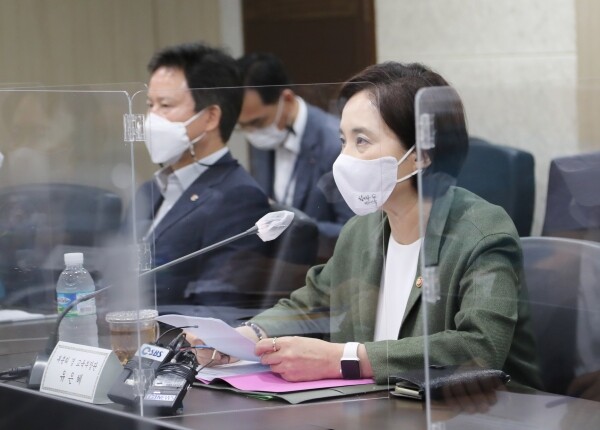 유은혜 부총리 겸 교육부장관은 16일 교육시설재난공제회에서 전국교직원노동조합(위원장 권정오)과 간담회를 가졌다.