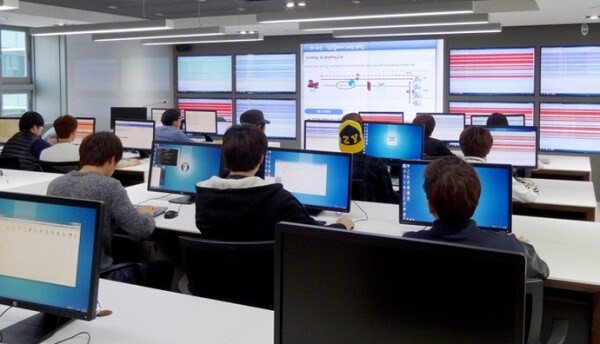 한국교육개발원은 2019년도 기본연구과제 ‘고등교육 정부 재정 확보 방안 연구’ 보고서를 공개했다. 보고서에는 학령인구 변화에 따른 정부의 고등교육 적정 투자 규모를 추정하고 이를 확보할 수 있는 법적·제도적 개선방안을 제안했다. 사진은 수업을 받고 있는 영남이공대 학생들.