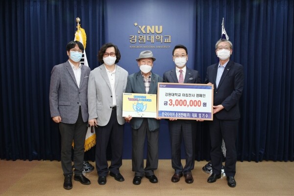 임기수 한국타이어춘천판매(주) 대표가 지난 16일 강원대학교(총장 김헌영)가 펼치고 있는 「아·침·천·사(아침식사 천원에 사주기) 캠페인」에 동참해 대학발전기금으로 300만원을 기탁했다. (사진: 강원대 제공)