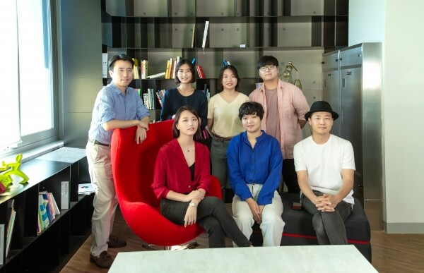 IDEA 2020에서 수상한 UNIST 연구진(윗줄 왼쪽부터 정두영 교수, 진효정 대학원생, 최혜민, 이진백 학생. 아랫줄 왼쪽부터 김도경, 이지영 대학원생, 김황 교수)