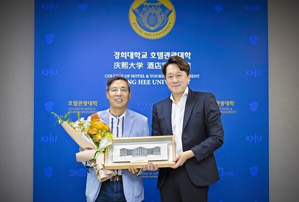 호텔관광대학 고재윤 고황명예교수가 그간의 업적과 기부의 공을 인정받아 감사패를 받고 있다. (왼쪽부터) 고재윤 고황명예교수, 윤여준 대외협력처장. (사진: 경희대 제공)