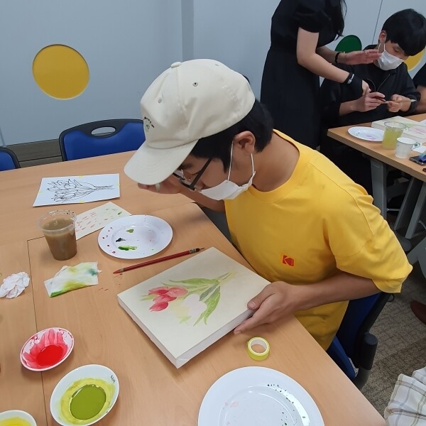 전북대 '라이프디자인스쿨' 한국화 드로잉 수업 모습.