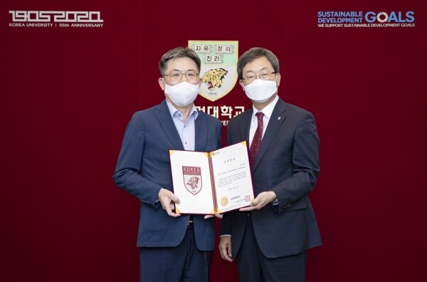 윤규선 AJ대표이사(왼쪽)와 정진택 고려대 총장(오른쪽)이 기부협약식 후 기념촬영을 하고 있다.