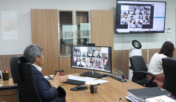 양현호 군산대 기획처장(지역중심 국공립대학 기획처장협의회 회장)이 화상회의로 '지역중심 국공립대학 기획처장협의회 회의'에 참여하고 있다. (사진: 군산대 제공)