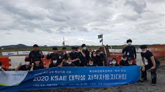 ‘2020 KSAE 대학생 자작자동차대회’에 참가해 Baja부문 종합성적 은상과 장려상을, 기술부문에서는 디자인 동상을 수상한 대림대 미래자동차학부 학생들.
