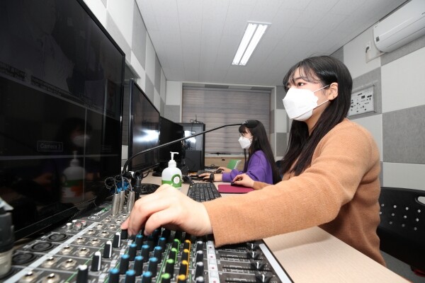 강원대가 코로나19로 인한 전면 비대면 수업 실시를 계기로 온라인 교육 역량 강화를 위한 교육혁신에 총력을 기울이고 있다. 사진은 강원대 블랙스튜디오.