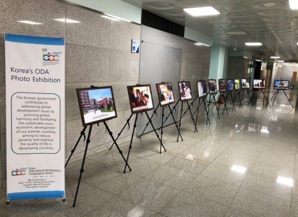 강원국제개발협력센터는 9월 23일부터 28일까지 6일간 춘천역 2번 출구에서 ‘국제개발협력 사진전’을 개최한다. 지난해 개최한 '국제개발협력 사진전' 모습. (사진=강원대 제공)