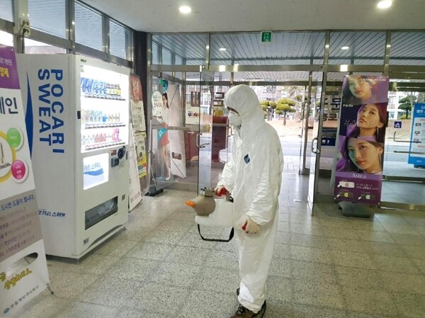 안동대가 지난 21일부터 제한적 대면 수업을 운영함에 따라 대학 전 건물에 걸쳐 8번째 종합 방역을 실시하는 등 코로나19 감염증 예방과 확산 방지에 총력을 기울이고 있다.(사진: 안동대 제공)