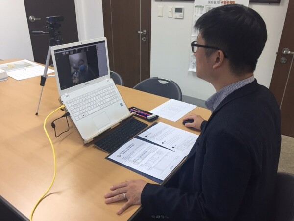 은웅 한남대 입학홍보처장이 21일 온라인을 통해 시민공정성 감시단 위촉식을 개최하고 활동일정을 공유하는 시간을 갖고 있다.