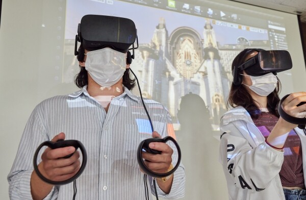 인하대 미래인재개발원 교육생들이 VR게임을 시연하고 있다.(사진: 인하대 제공)