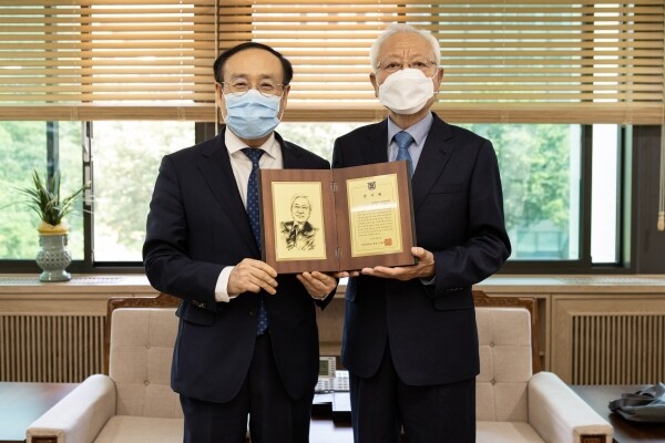 서울대에 외교학전공 발전기금 1억원을 기부한 김용구 명예교수가 서울대가 마련한 감사패 전달식에서 오세정 총장과 기념촬영 하고 있다.