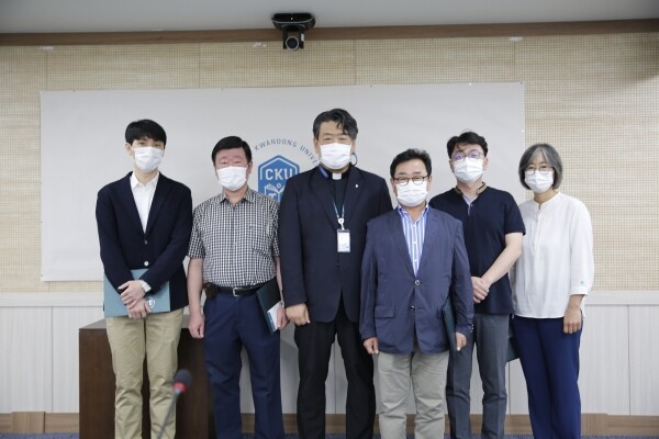 가톨릭관동대가 22일 개최한 '2020학년도 연구업적 우수 교원 시상식'에서 우수 교원 표창을 받은 교원들.