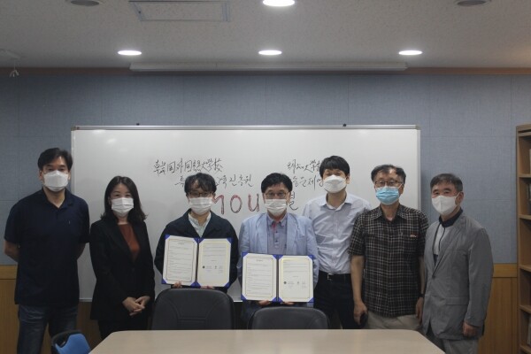 한국외국어대학교(HUFS, 총장 김인철) 특수외국어교육진흥원(원장 고태진)은 특수외국어교육의 기회를 학계에 널리 확대하기 위해 명지대 중동문제연구소, 동덕여대 유라시아 투르크 연구소, 인천대 글로벌언어문화원 및 계명대 쇼팽음악원과 업무 협약을 맺었다. (사진=한국외대 제공)