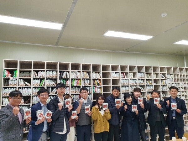 LINC+사업단과 군산원예농협이 개발한 '군산짬뽕라면' 홍보 모습.