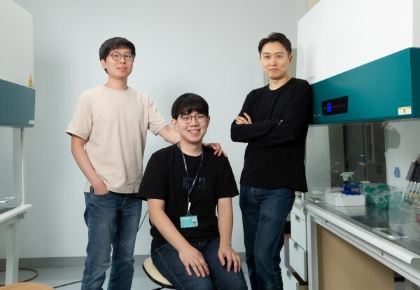 UNIST 바이오메디컬공학과(BME)의 강주헌 교수팀은 병원균(세균, 바이러스 등) 감염 여부를 조기에 판별 할 수 있는 미세 유체 칩을 개발했다. (우측부터) 강주헌 교수, 이민석 연구원,  권세용 연구조교수. (사진=UNIST 제공)