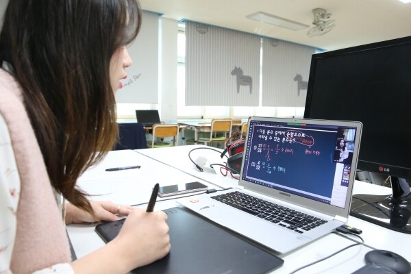 화상수업을 진행하고 있는 교사(사진: 경남교육청)
