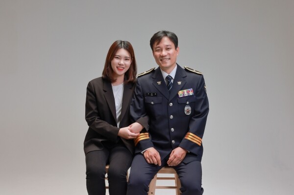 와이즈유에 함께 재학 중인 딸 우세진(왼쪽) 양과 현직 경찰인 우성훈(오른쪽) 경위. (사진=와이즈유 제공)