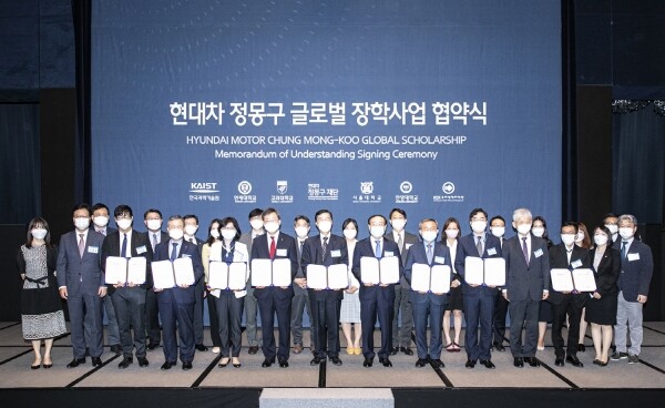 정진택 고려대 총장(앞줄 왼쪽 여섯번째)과 권오규 현대차 정몽구 재단 이사장(앞줄 왼쪽 일곱번째)등 참가자들이 협약식 후 기념촬영을 하고 있다.