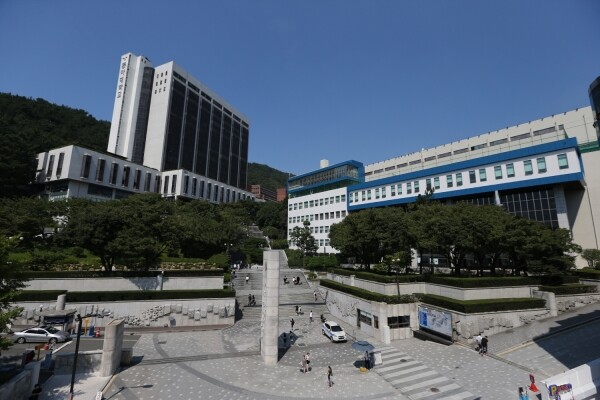 동아대학교는 당초 다음달 4일까지 실시키로 했던 2020학년도 2학기 학부 비대면 수업을 다음달 26일까지 재연장한다. 동아대학교 전경. (사진=동아대 제공)