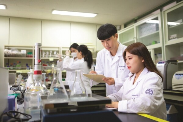 인제대 바이오테크놀로지학부 학생들이 실험을 하고 있다.(사진: 인제대 제공)