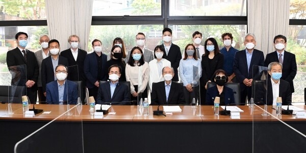 경남대 극동문제연구소는 지난 24일 경남대 극동문제연구소 대회의실에서 ‘2020년 해외 북한·통일학 분야 학술교류 사업’ 펠로우십, 석·박사과정 프로그램을 출범했다.(사진: 경남대 제공)