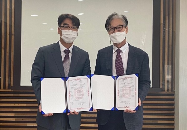 25일 흥일기업㈜ 서울사무소에서 열린 목원대 IT융합전자공학과·흥일기업㈜ 산학협약식에서 윤수근 흥일기업㈜ 사장(좌)과 고대식 IT융합전자공학과 학과장이 각각 서명한 산학협력업무협약서를 들고 기념촬영을 하고 있다.