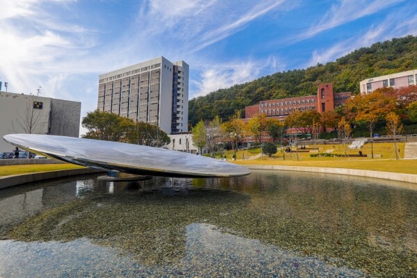 동아대학교가 코로나19로 학생과 학부모의 경제적 부담을 덜고 학업수행에 필요한 경비를 지원하기 위해 특별장학금을 지급한다. 동아대학교 승학캠퍼스 뉴턴의 사과나무 공원 조형물 ‘드므’. (사진=동아대 제공)