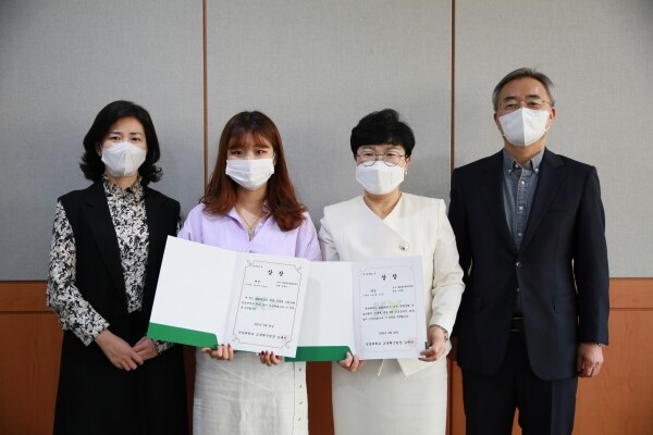 건양대 교수학습지원센터는  ‘2020-1학기 비대면(온라인) 수업운영에 따른 교수학습법 우수사례 공모전’ 시상식을 개최했다. (왼쪽부터) 교수학습지원센터 우수정 센터장, 학생 공모전 대상 김홍지 씨, 교수 공모전 대상 노영희 교수, 교육혁신원 김재신 원장.
