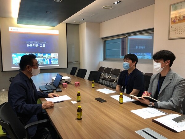 청년친화강소기업 서포터즈로 선발된 학생들이 ㈜동원아이팜에 방문해 인터뷰를 진행하고 있다.(사진: 김포대 제공)