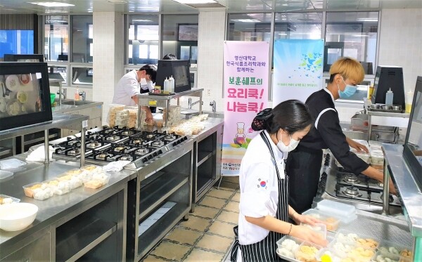 와이즈유(영산대학교) K-food 조리전공 동아리 '수저락' 학생들이 추석을 앞두고 송편과 인절미를 손수 만들고 있다. (사진=와이즈유 제공)