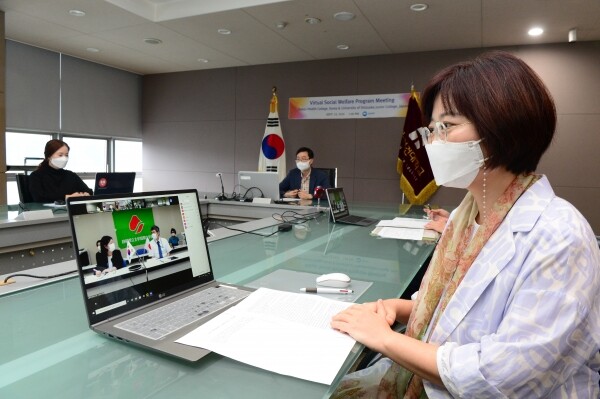 지난 28일 대구보건대와 시즈오카현립대학교 사회복지과 교수들이 온택트 학생 세미나 개최를 논의하기 위해 실시간 화상회의를 진행하고 있다.(사진: 대구보건대 제공)
